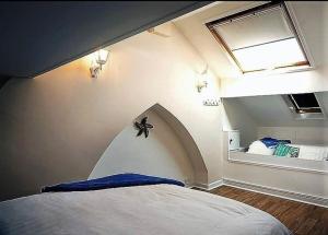 - une chambre avec un lit et une fenêtre dans l'établissement Sunny Seaside Beach House Lytham Centre sleeps 8, à Lytham St Annes