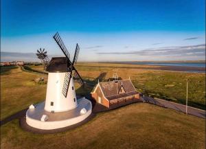 une vue aérienne d'un moulin à vent dans un champ dans l'établissement Sunny Seaside Beach House Lytham Centre sleeps 8, à Lytham St Annes