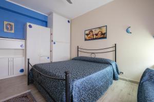 1 dormitorio con 1 cama con manta azul en Happy Home, en Taormina