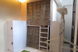 een kamer met een muur met een gordijn voor een evaluatie bij The Bohemian in Singapore