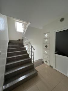 un escalier dans une maison avec une télévision dans l'établissement Apartments Villa Simoni, à Split