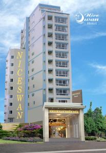 una representación de la entrada a un hotel en Nice Swan Hotel, en Nha Trang