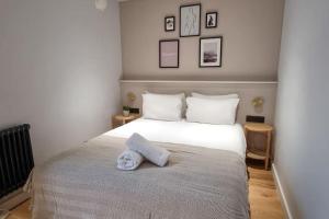 um quarto com uma cama com uma toalha em Stunning Luxury Townhouse in Centre of Manchester em Manchester