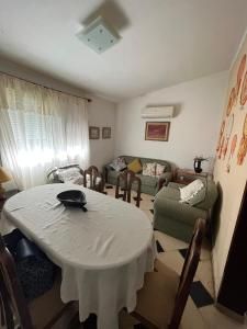 - un salon avec une table et un canapé dans l'établissement Martin Fierro, à La Floresta