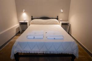 1 dormitorio con 1 cama con 2 toallas en Hostel Marilian en Salta