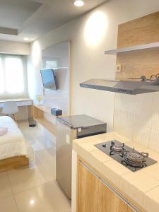 A kitchen or kitchenette at Apartemen Grand Sentraland by My room