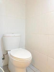卡拉旺的住宿－Apartemen Grand Sentraland by My room，白色瓷砖浴室内的白色卫生间