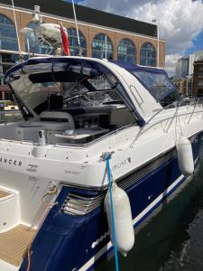 una barca bianca è ormeggiata in acqua di Entire Boat at St Katherine Docks 2 Available select using room options a Londra