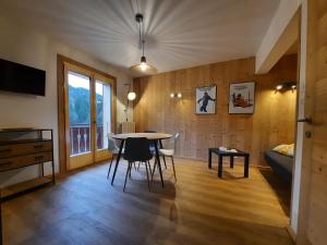 een woonkamer met een tafel en een slaapkamer bij Appartement Les 3 cols Morzine, 2 pièces, 2 personnes in Morzine