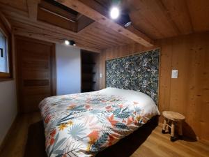1 dormitorio con 1 cama en una habitación de madera en Appartement Les 3 cols Morzine, 2 pièces, 2 personnes en Morzine