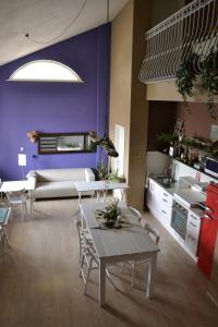 La Combriccola في سانتاركانجيلو دي رومانيا: مطبخ وغرفة معيشة مع طاولة وأريكة