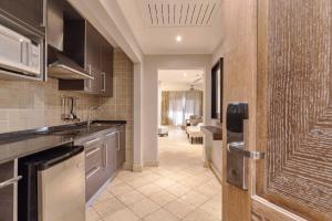 una cocina con una puerta que conduce a una sala de estar en Beautiful apartment with pool view, en Punta Cana