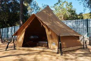 Tenda marrone situata in cima a un patio di Camping Resort-Bungalow Park Mas Patoxas a Pals