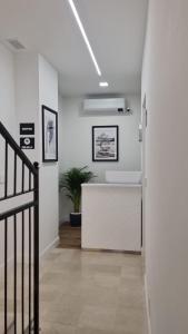 um corredor com uma cozinha branca e uma escada em Cozy Living Bergamo em Seriate