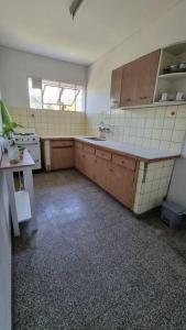 an empty kitchen with a sink and a stove at Departamento en increíble ubicación in Mendoza