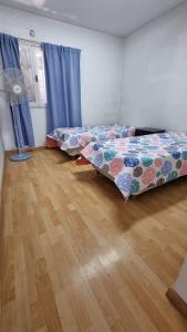 a bedroom with a bed and a wooden floor at Departamento en increíble ubicación in Mendoza