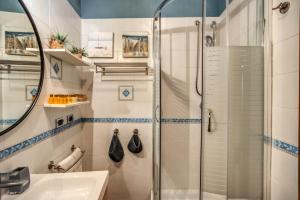 bagno con doccia e lavandino di Spanish Steps Miracle Suite a Roma