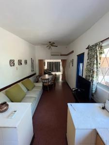 - un salon avec un canapé et une table dans l'établissement Martin Fierro, à La Floresta