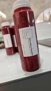 eine Flasche rote Sauce auf einem Regal in der Unterkunft Caffè dell'Arte Boutique Rooms in Locarno