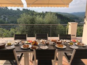 uma mesa com comida no pátio em B&B Zia Nì em Peschici