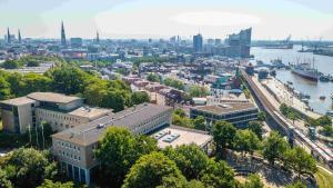 eine Luftansicht einer Stadt mit Fluss und Gebäuden in der Unterkunft Jugendherberge Hamburg Auf dem Stintfang in Hamburg