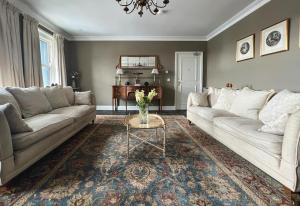 uma sala de estar com dois sofás e uma mesa em Luxurious Converted Old Victorian Bank Building em Stewartstown