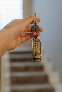 een persoon met een sleutel in zijn hand bij Pension COLUMBIA inkl. Frühstück im Zentraum in Bad Gleichenberg