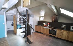 une cuisine avec un escalier menant à une mezzanine dans l'établissement Appartement Bellevue - centre ville, à Chamonix-Mont-Blanc