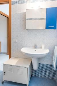 een badkamer met een witte wastafel en een spiegel bij M329 - Marcelli, bilocale con giardino e garage in Marcelli
