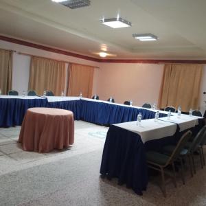 uma sala de conferências com mesas e cadeiras em Heartland hotel em Kigali