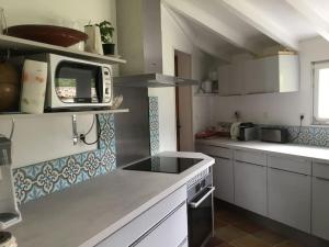 Kuchyň nebo kuchyňský kout v ubytování Très belle villa avec piscine au calme de la forêt