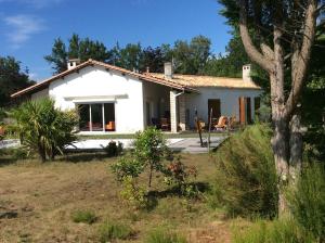 Zahrada ubytování Très belle villa avec piscine au calme de la forêt