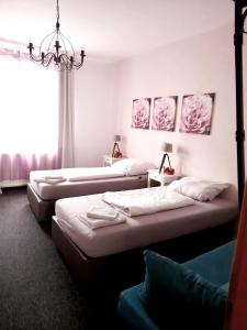 3 Betten in einem Zimmer mit Fenster in der Unterkunft ELENA flat ROSA Oberhausen Zentrum CentrO Westfield in Oberhausen