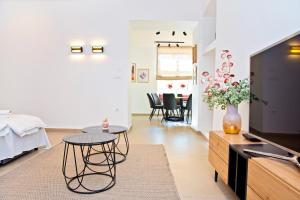sala de estar con TV y mesa en Flowers Premium Apartments & Rooms en Zagreb