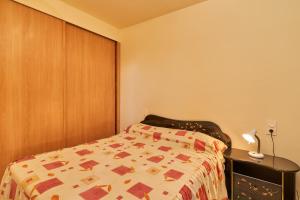 ein Schlafzimmer mit einem Bett und einem Nachttisch mit einem Bett von 6 x 6 cm in der Unterkunft Terrazas Torrox in Torrox Costa