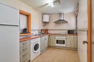 eine Küche mit Waschmaschine und Trockner in der Unterkunft Terrazas Torrox in Torrox Costa