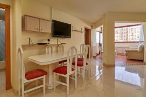 eine Küche und ein Esszimmer mit einem Tisch und Stühlen in der Unterkunft Terrazas Torrox in Torrox Costa