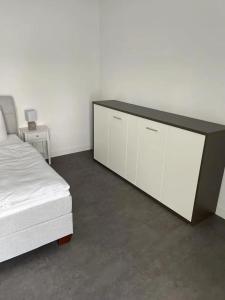 um quarto com uma cama branca e uma cómoda em Ferienhof Elbaue em Schönebeck
