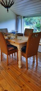 uma mesa de jantar com cadeiras e um piso de madeira em Vledderstee em Vledderveen