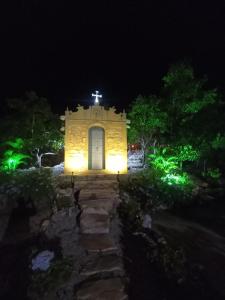 ein Gebäude mit Lichtern in der Nacht davor in der Unterkunft CASA DE CAMPO SENHORA SANTANA in Rio de Contas