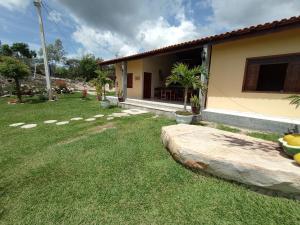 a backyard of a house with a grass yard at CASA DE CAMPO SENHORA SANTANA in Rio de Contas