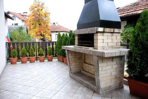 - une terrasse avec un four en briques dans la cour dans l'établissement House Trivia, à Bansko