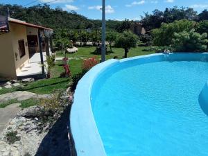 ein großer blauer Pool im Hof in der Unterkunft CASA DE CAMPO SENHORA SANTANA in Rio de Contas