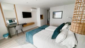 1 dormitorio con 1 cama blanca grande y escritorio en Villamar en Salema