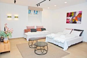 sala de estar con 2 camas y sofá en Flowers Premium Apartments & Rooms en Zagreb
