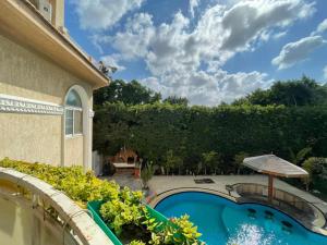 Výhled na bazén z ubytování Royal Mariout Villa nebo okolí