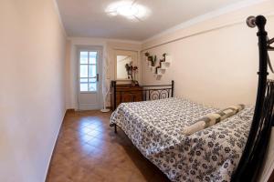 1 dormitorio con 1 cama con edredón en Casa del Geco - La natura intorno a te en Camaiore