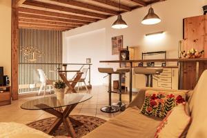 a living room with a couch and a table at Casa Luz in Fuzeta