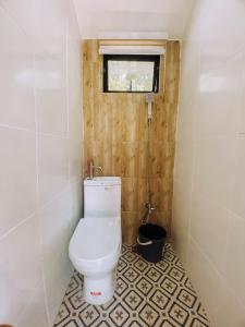 uma pequena casa de banho com WC num quarto em Hideaway Cabins em Batangas City