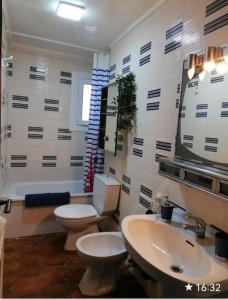 Et badeværelse på Spacious family flat centrally located.